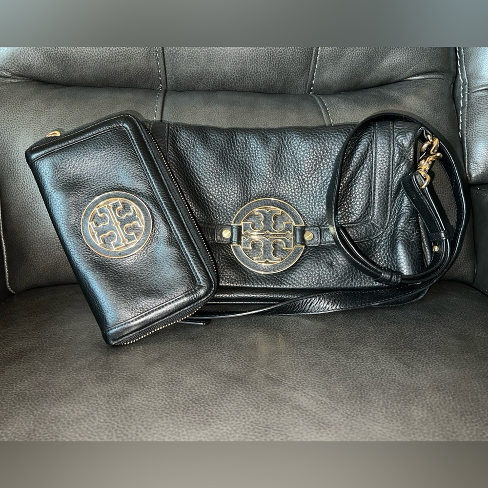 Tory Burch tote bag, with wallet in great conditions.